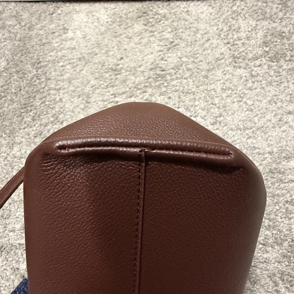 Elegant Brown Leather Handbag - Picture 7 of 10